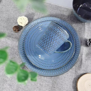 Внутри цветной глазури керамическая посуда обеденного набора из керамогранита на Рождество