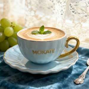 Цветная глазурованная кофейная чашка с тиснением и блюдцем, которую можно мыть в посудомоечной машине и использовать в микроволновой печи